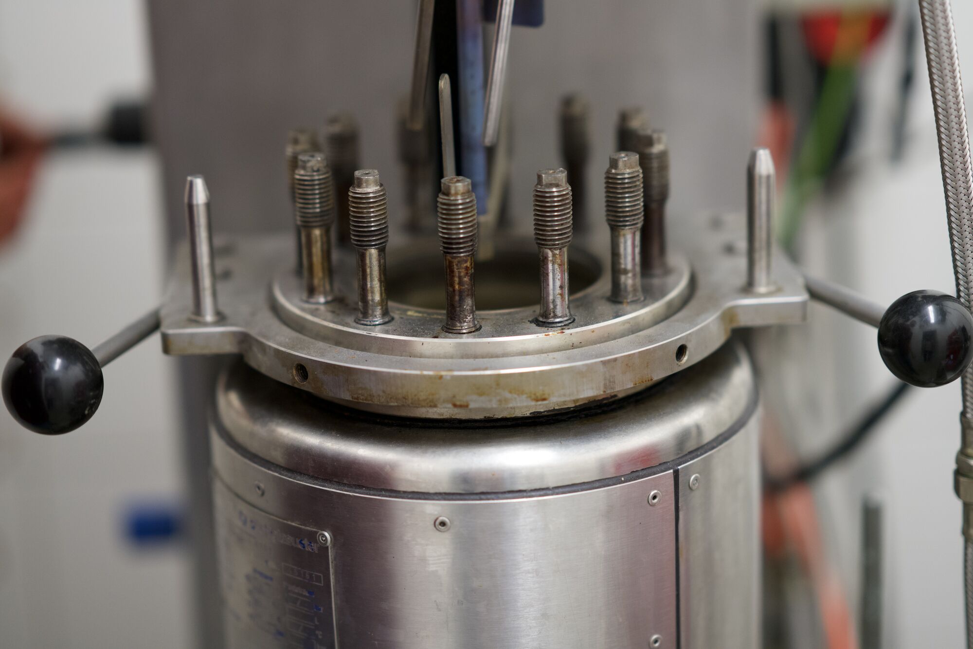 Reactor lid, mounting studs