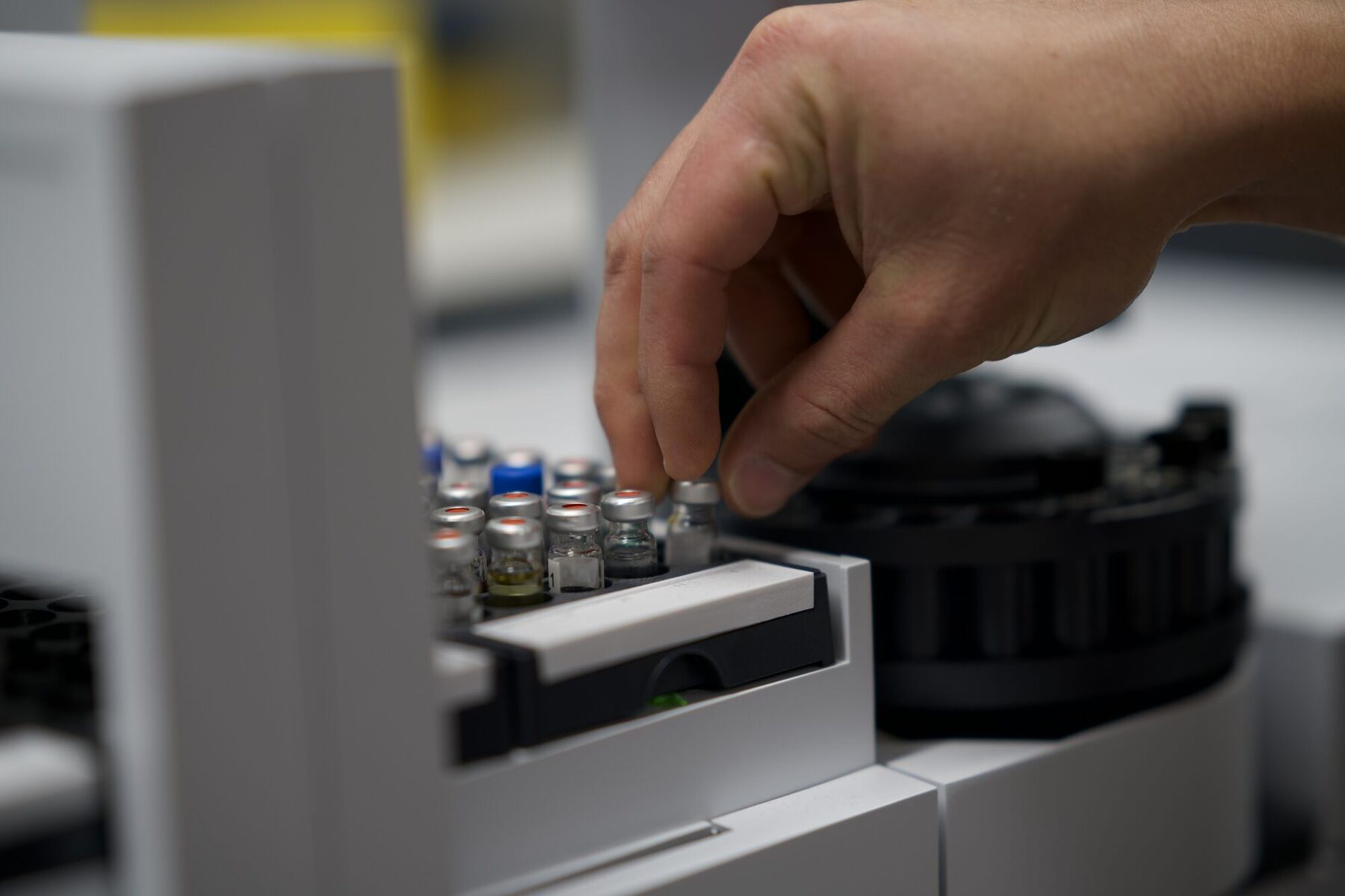 Loading vials into the autosampler