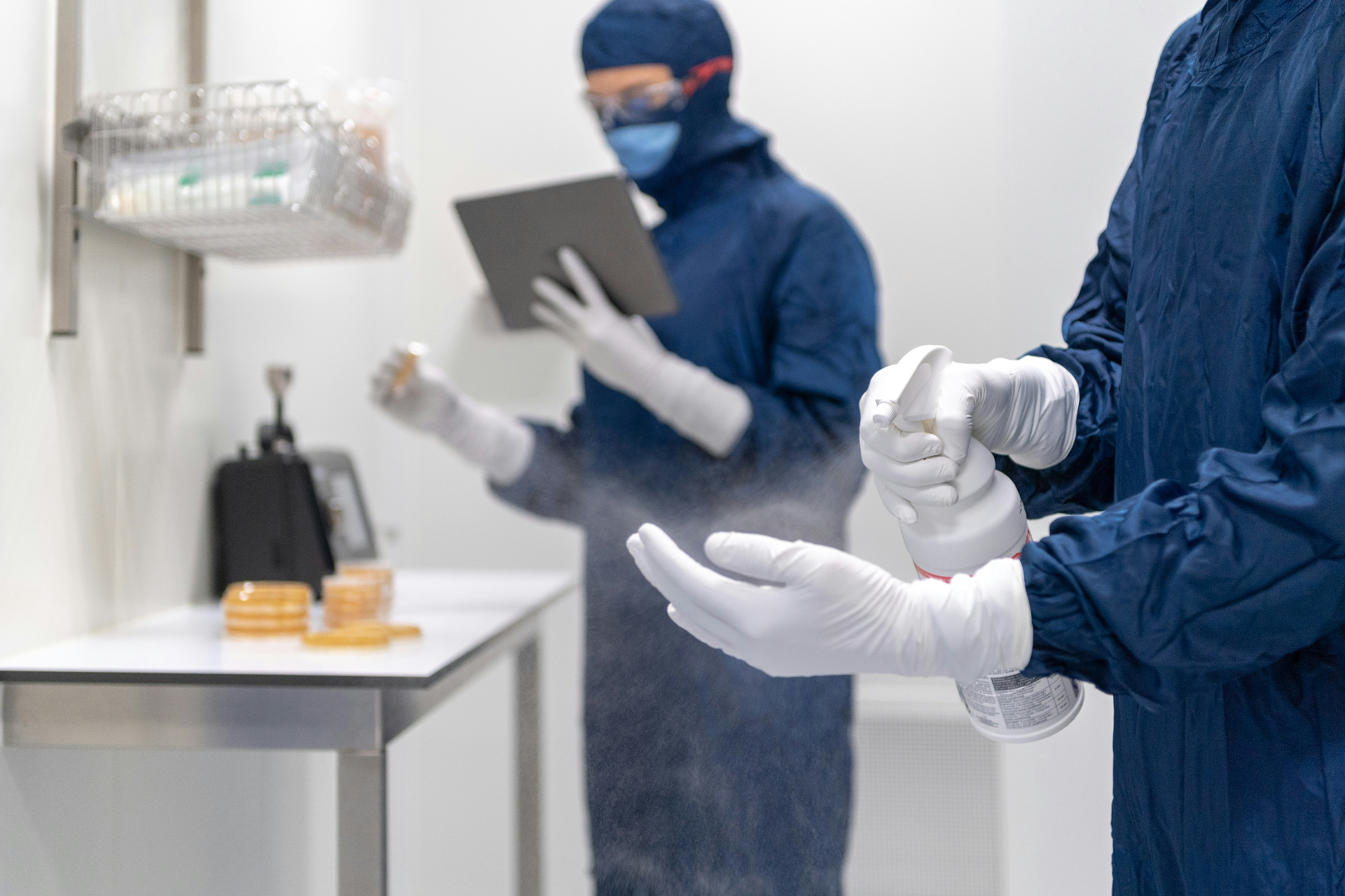 Cleanroom disinfection with spray disinfectant