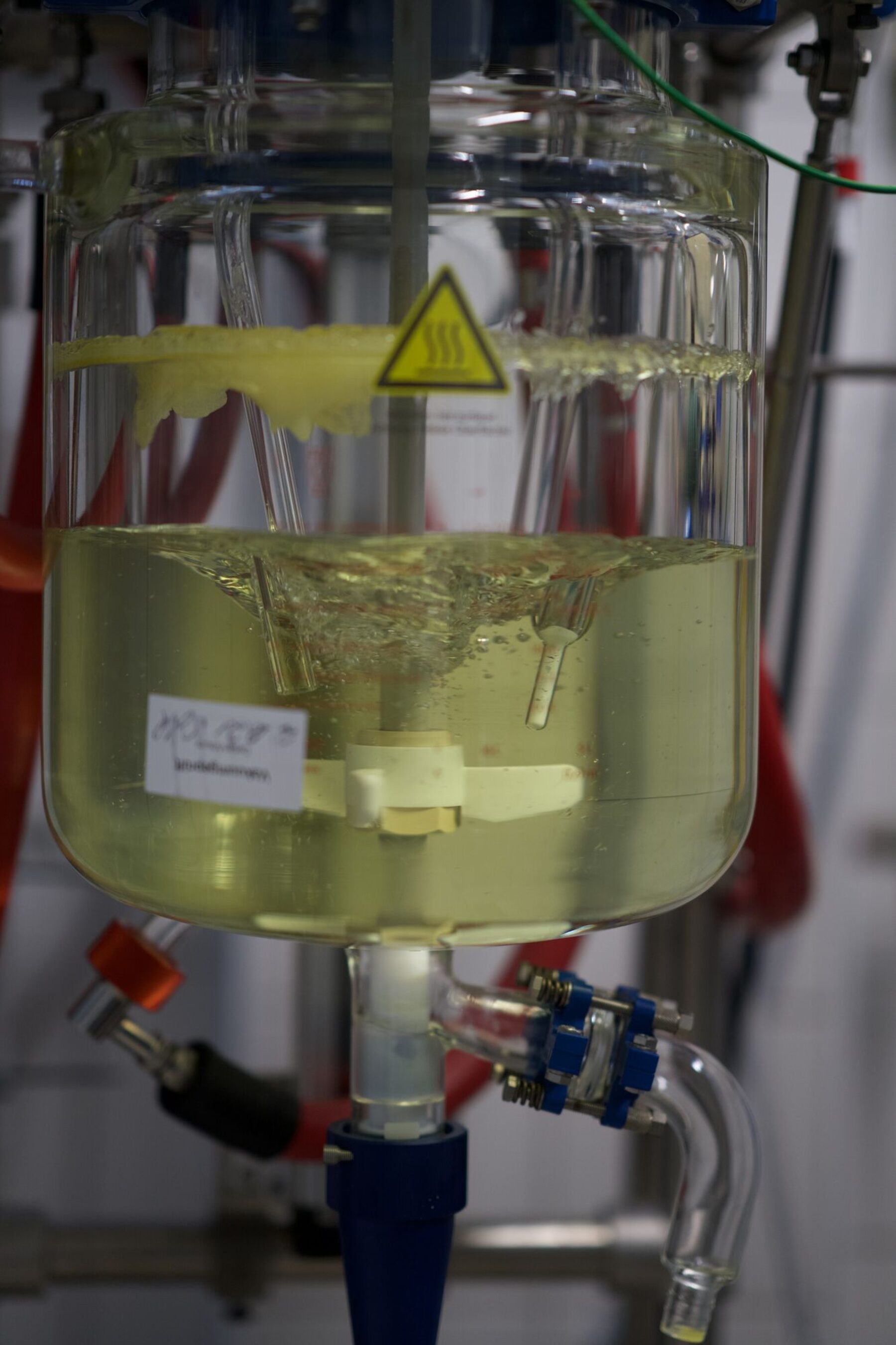Glass reactor, surfactant solution swirling