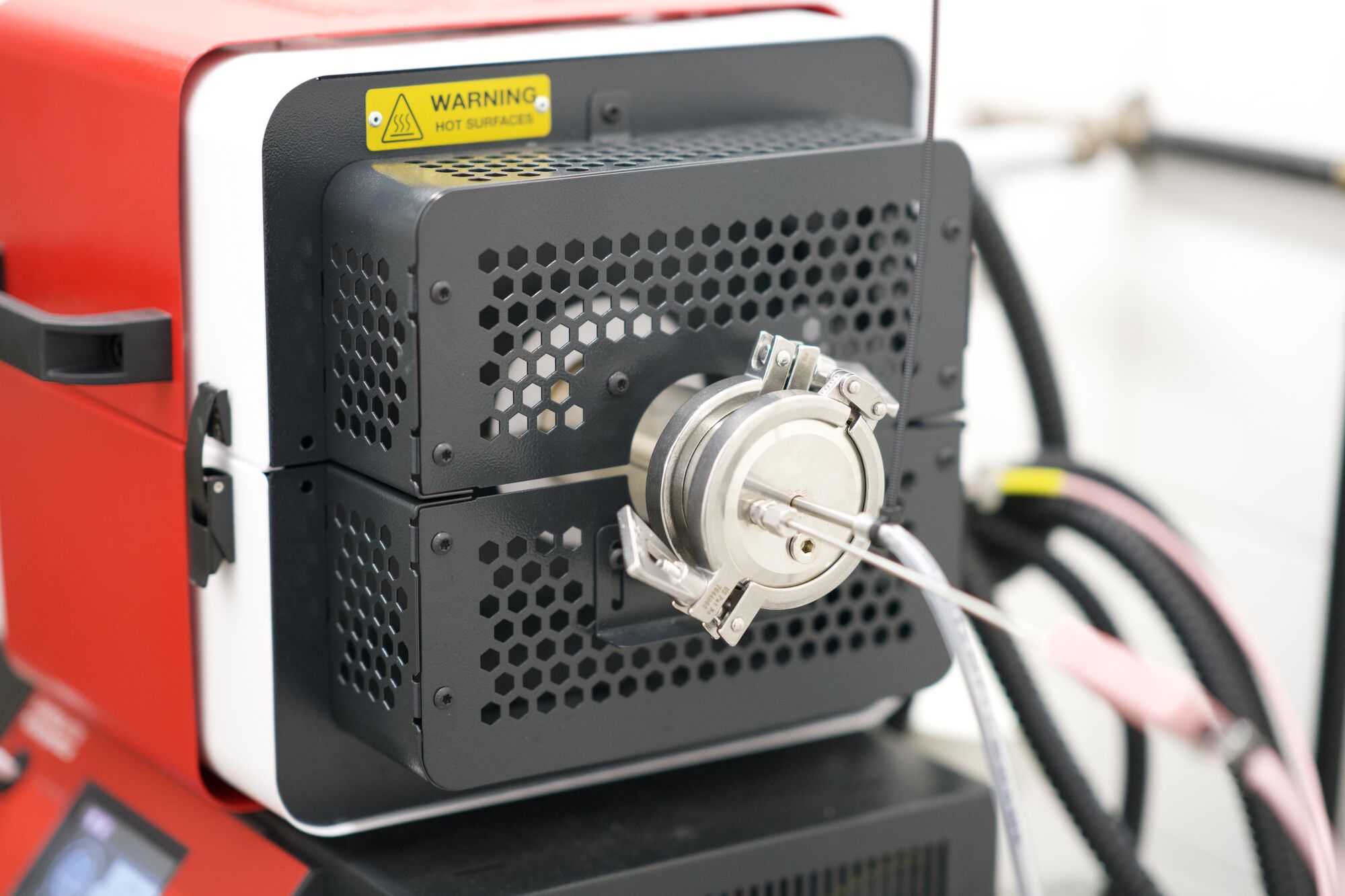 Pressure reactor unit with rotor