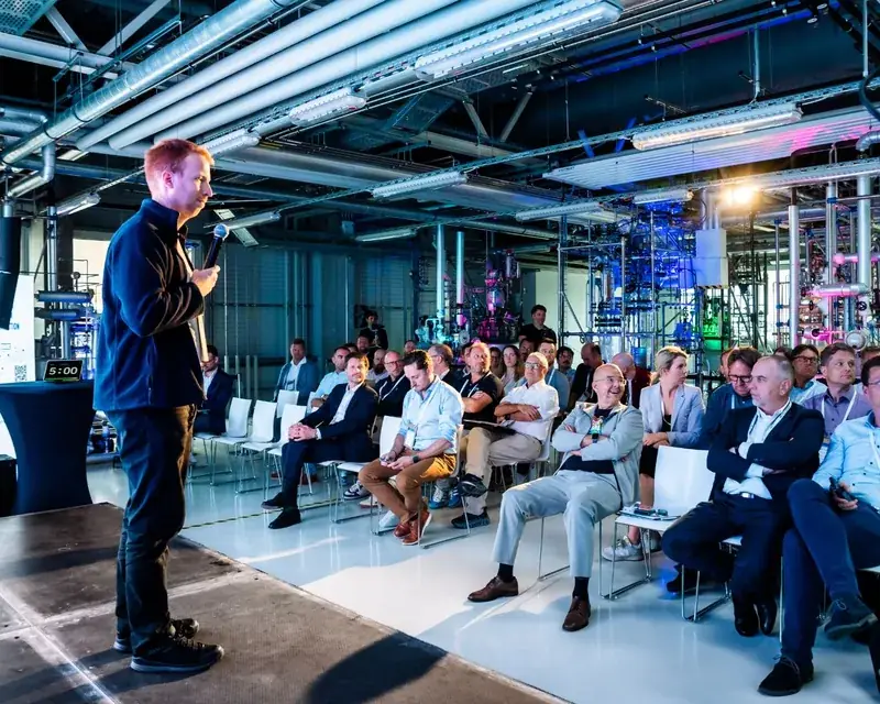 PureSurf CEO Markus Hochegger-Krawanja pitching at Pitch & Bond, Chemiepark GENDORF